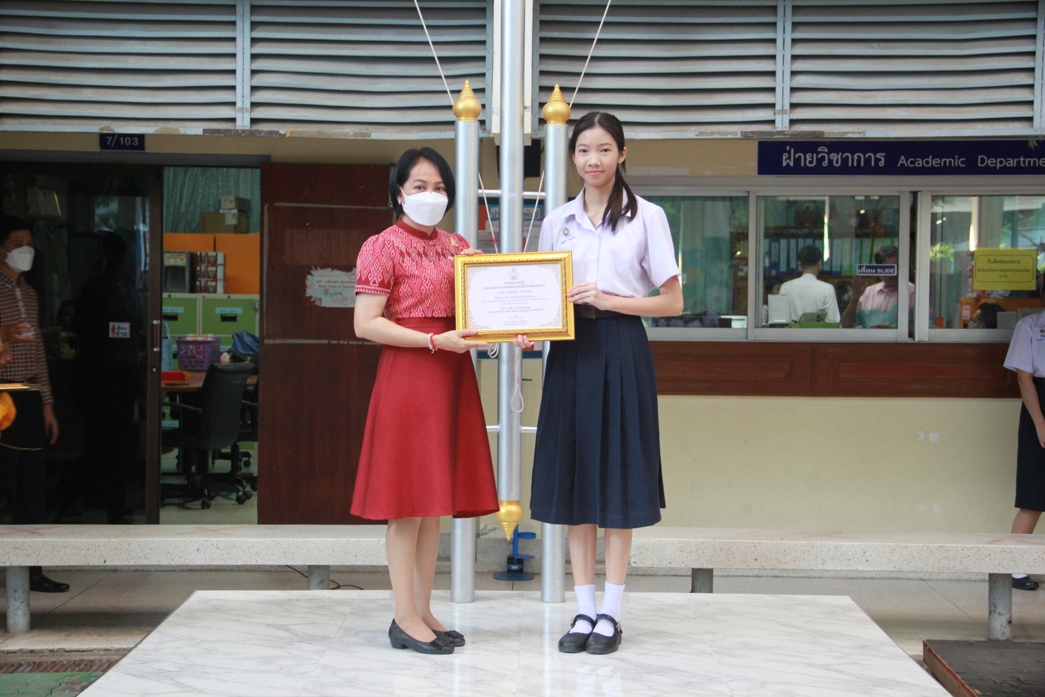 มอบโล่รางวัลและประกาศนียบัตร ให้แก่นักเรียนโรงเรียนสาธิตมหาวิทยาลัยราชภัฏเทพสตรี ที่เข้าร่วมกิจกรรม การแข่งขันตอบปัญหากฎหมาย ระดับมัธยมศึกษาตอนปลาย เนื่องในวันรพี 7 สิงหาคม 2567