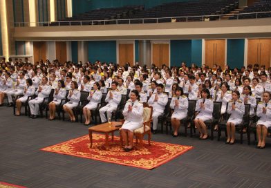 ร่วมพิธีทักษิณานุปทาน และถวายภัตตาหารเพล เพื่อถวายเป็นพระราชกุศล และน้อมรำลึกในพระมหากรุณาธิคุณ แด่พระบาทสมเด็จพระบรมชนกาธิเบศร มหาภูมิพลอดุลยเดชมหาราช บรมนาถบพิตร